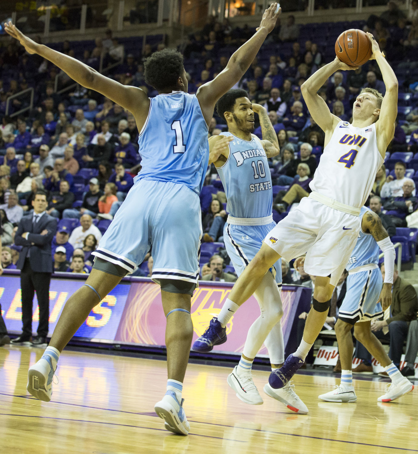 010720kw-uni-basketball-03